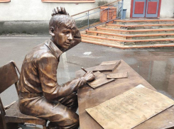 В Волгоградской области появился памятник со знаменитой фразой «Брошу все – уеду в Урюпинск»