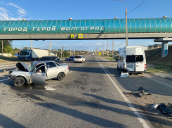 Маршрутка, иномарка и «Приора» столкнулись под волгоградским мостом: есть пострадавшие 