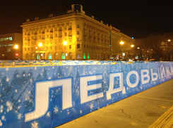 В Волгограде губернатор оценил качество искусственного льда на катке 