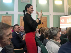 Елена Исинбаева побывала на юбилее родной спортшколы в Волгограде