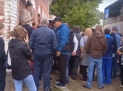 Семьи вышли проводить мобилизованных в Камышине