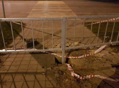 В центре Волгограда срезали недавно установленное ограждение и дорожные знаки