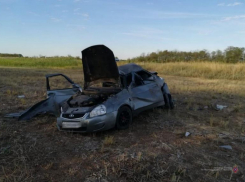 Пассажирка умерла в перевернувшейся Lada на трассе в Волгоградской области: три человека в больнице
