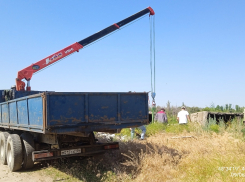 С волгоградского пустыря вывозят выброшенные с Мамаева кургана барельефы 