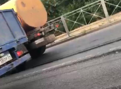 Жара и фуры уничтожают асфальт в Волгограде