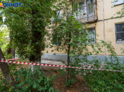Тело женщины нашли под окнами многоэтажки в Волгограде