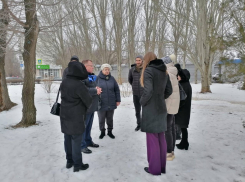 Депутата сфотографировали в кустах в компании переживающих о выборах президента в Волгограде