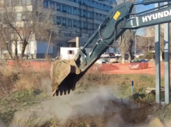 Тепломагистраль прорвало на Университетском проспекте в Волгограде