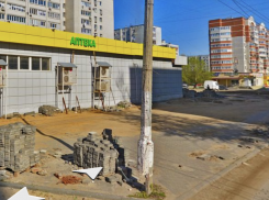 Тротуар провалился под волгоградкой с двумя детьми