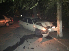 В Волгограде автоледи протаранила 2 машины и «вписалась» в дерево