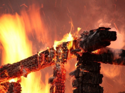 В Волгограде в Советском районе полностью сгорела баня