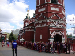 В Волгограде к деснице Георгия Победоносца пришли 2 тысячи верующих 