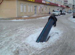 Больше двух лет автомобилисты юга Волгограда в шоке от езды по открытым люкам