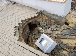 Тротуар провалился на метр у музея «Россия - моя история» Волгограда 