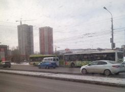 Война на дорогах Волгограда продолжается: водитель автобуса спровоцировал ДТП с маршруткой 