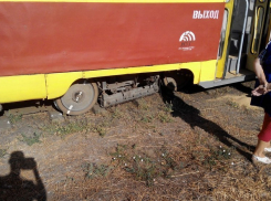 В Волгограде трамвай с пассажирами сошел с рельсов