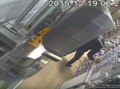 Кража продуктов и спиртного в магазине под Волгоградом попала на видео