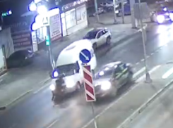 От удара отлетела шапка: маршрутка №98 сбила волгоградку и попала на видео