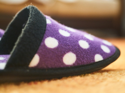 В Волгограде арестовали 4 320 пар домашних тапочек и галош