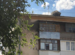 Мужчина и женщина выжили в пожаре в 5-этажках в Волгограде