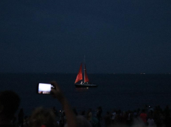 Выпускники из Дубовки отметили праздник по мотивам питерских «Алых парусов»