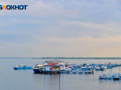 Лодка с рыбаками перевернулась под Волгоградом: из реки достали труп