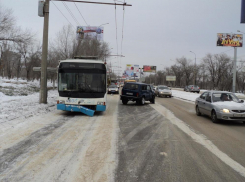 В Волгограде домохозяйка на «Ниве» протаранила троллейбус № 8