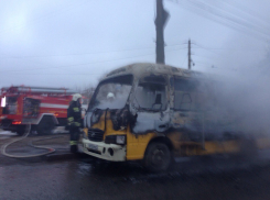Горящий микроавтобус парализовал движение на Второй Продольной в Волгограде