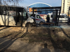 Один погибший, двое пострадавших: видео с места ДТП с участием маршрутки на западе Волгограда