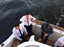 Парад тщеславия: выпускники Волгоградской академии МВД устроили массовый заезд на Land Cruiser Prado и элитной яхте