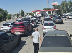 Штрафом пригрозили стоящим в диких очередях на АЗС в Волгограде 