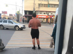 Волгоградец встретил зиму в одних трусах на остановке «Современник»