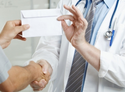 Врач социального бюро в Волгограде за взятку готовила справку об инвалидности