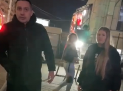Автохам обматерил прохожих за замечание о парковке в центре Волгограда: видео