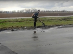 Асфальт с дождем смешали на трассе волгоградские дорожники 
