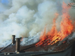 Супруги погибли под рухнувшей кровлей во время пожара в Светлоярском районе