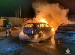 Взрыв от загоревшейся машины напугал ночью волгоградцев