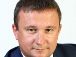 Сын советника волгоградского губернатора дарит розы другим мужчинам