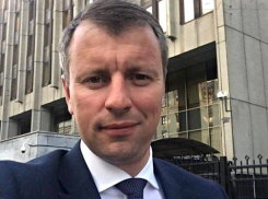 Двое накачанных мужчин не дали замглавы Волгограда уснуть