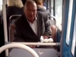 Во время исполнения хита Кипелова в День Победы волгоградец попал на видео