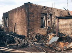 Волгоградцев просят помочь семье регента Волгоградской епархии, чьи дома полностью уничтожил огонь