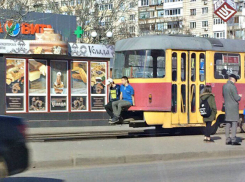 Двое волгоградцев прокатились по городу снаружи трамвая