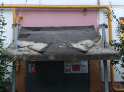 На жильцов дома в поселке Ангарском едва не рухнул козырек