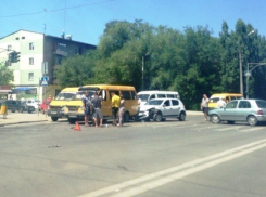 В Волжском в День России произошло тройное ДТП с маршруткой