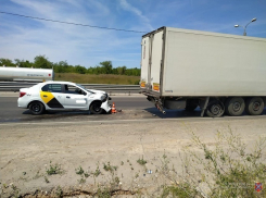 «Яндекс.Такси» протаранило грузовик в Волгограде: годовалый и 3-летний ребенок в больнице