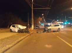 Водитель погиб, волгоградка и 13-летняя школьница в больнице после лобового ДТП