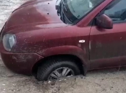 «Там черная бездна!»: Hyundai провалился под землю на парковке в Волгограде