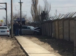 Тройное ДТП с бетонным забором произошло в Волгограде 