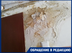 «Несколько лет протекает крыша, а нам меняют окна»: многодетную мать измотали коммунальщики