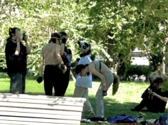 Хвостатые дети на четвереньках в масках животных появились в Волгограде 